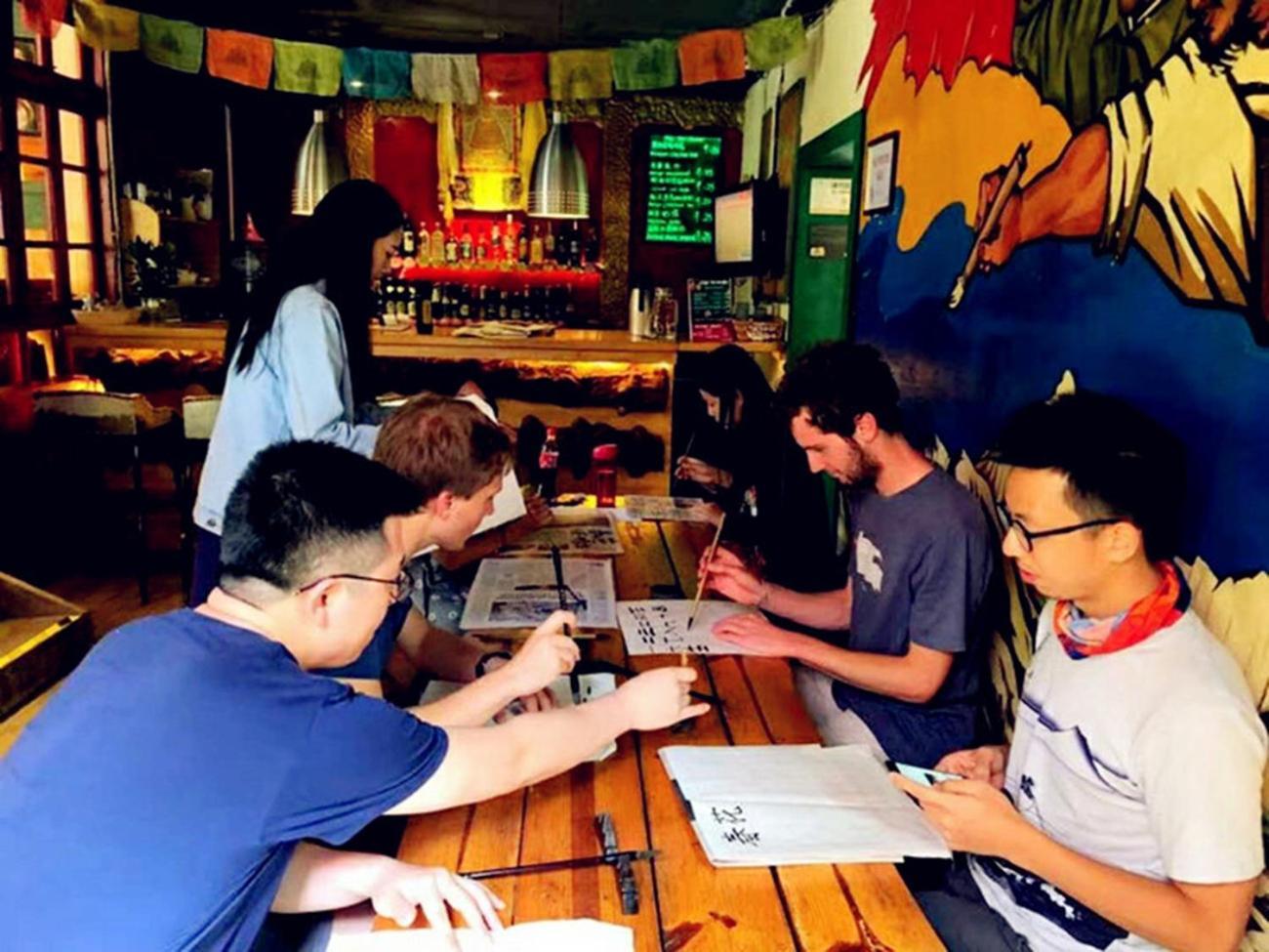 The Cloudland International Youth Hostel Close To The City Center,10 Min Walks To The Subway, Close To The Night Market, Old Street, Green Lake, English-Speaking Service, Free Activity Convenient Payment And Visa Cards Are Accepted Côn Minh Ngoại thất bức ảnh